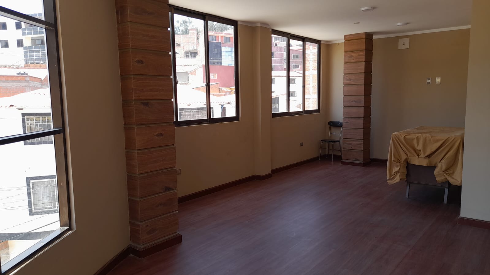 Vendo casa con dos pisos y negocio activo de lavando autos
