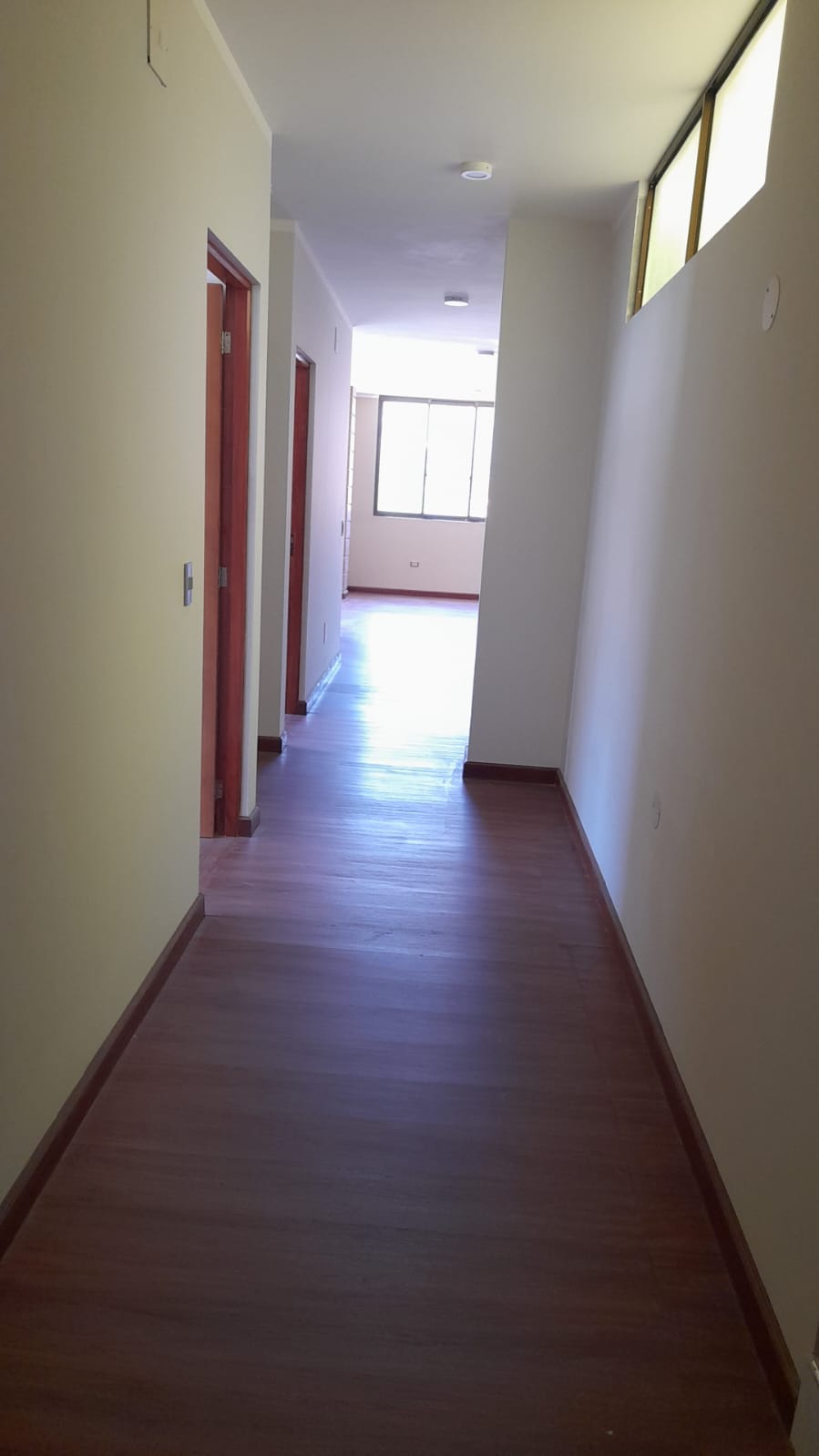 Vendo casa con dos pisos y negocio activo de lavando autos