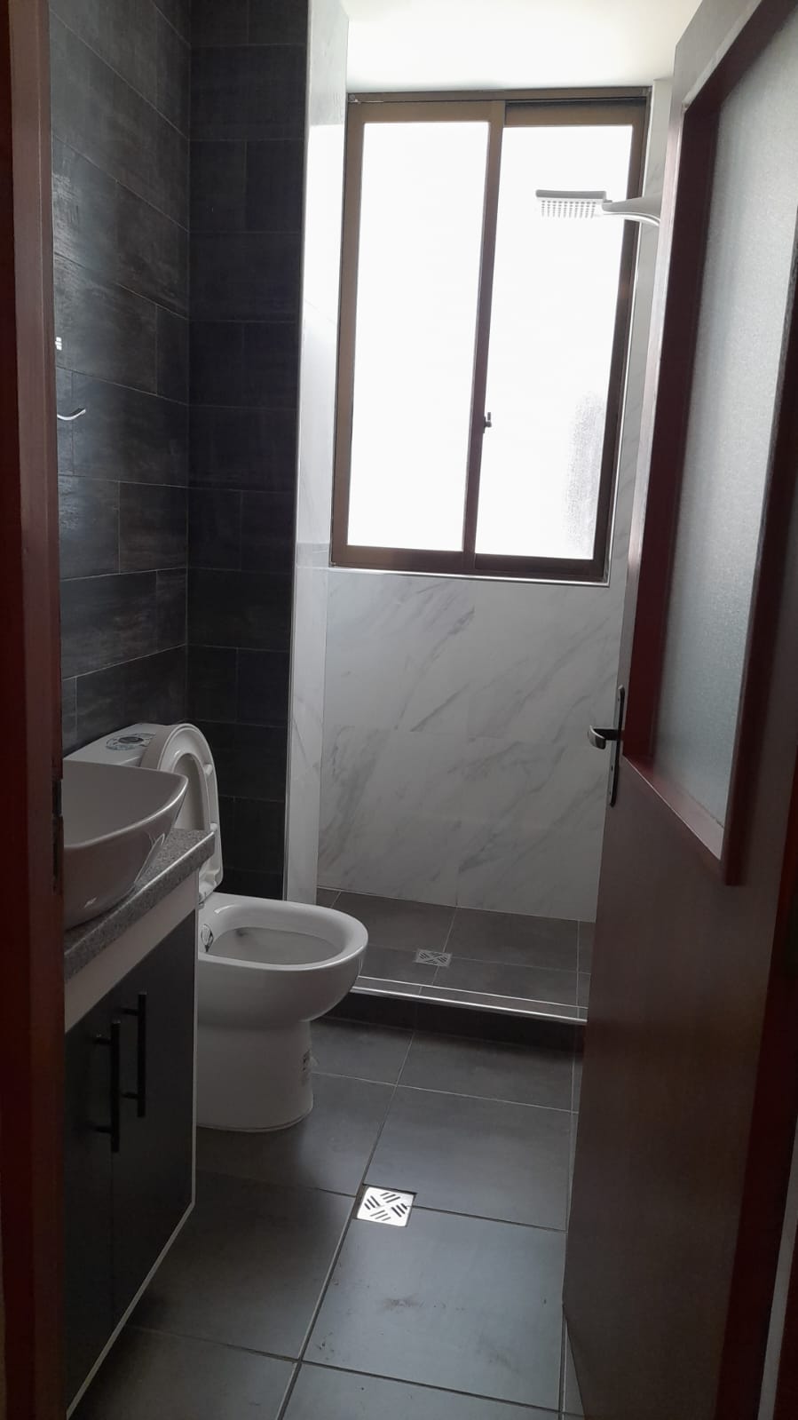 Vendo casa con dos pisos y negocio activo de lavando autos