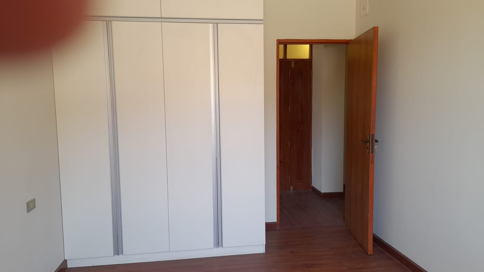 Vendo casa con dos pisos y negocio activo de lavando autos