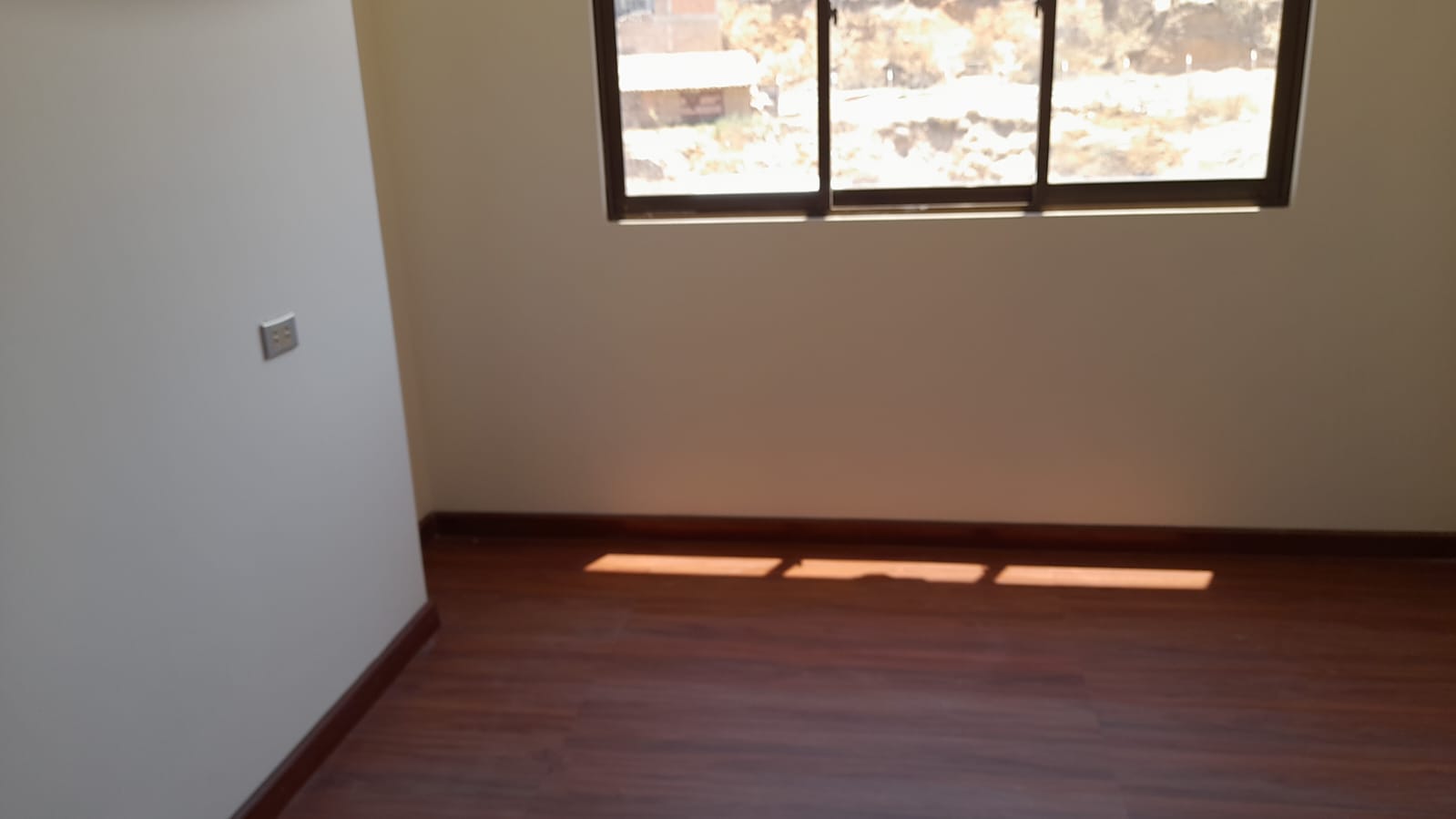 Vendo casa con dos pisos y negocio activo de lavando autos