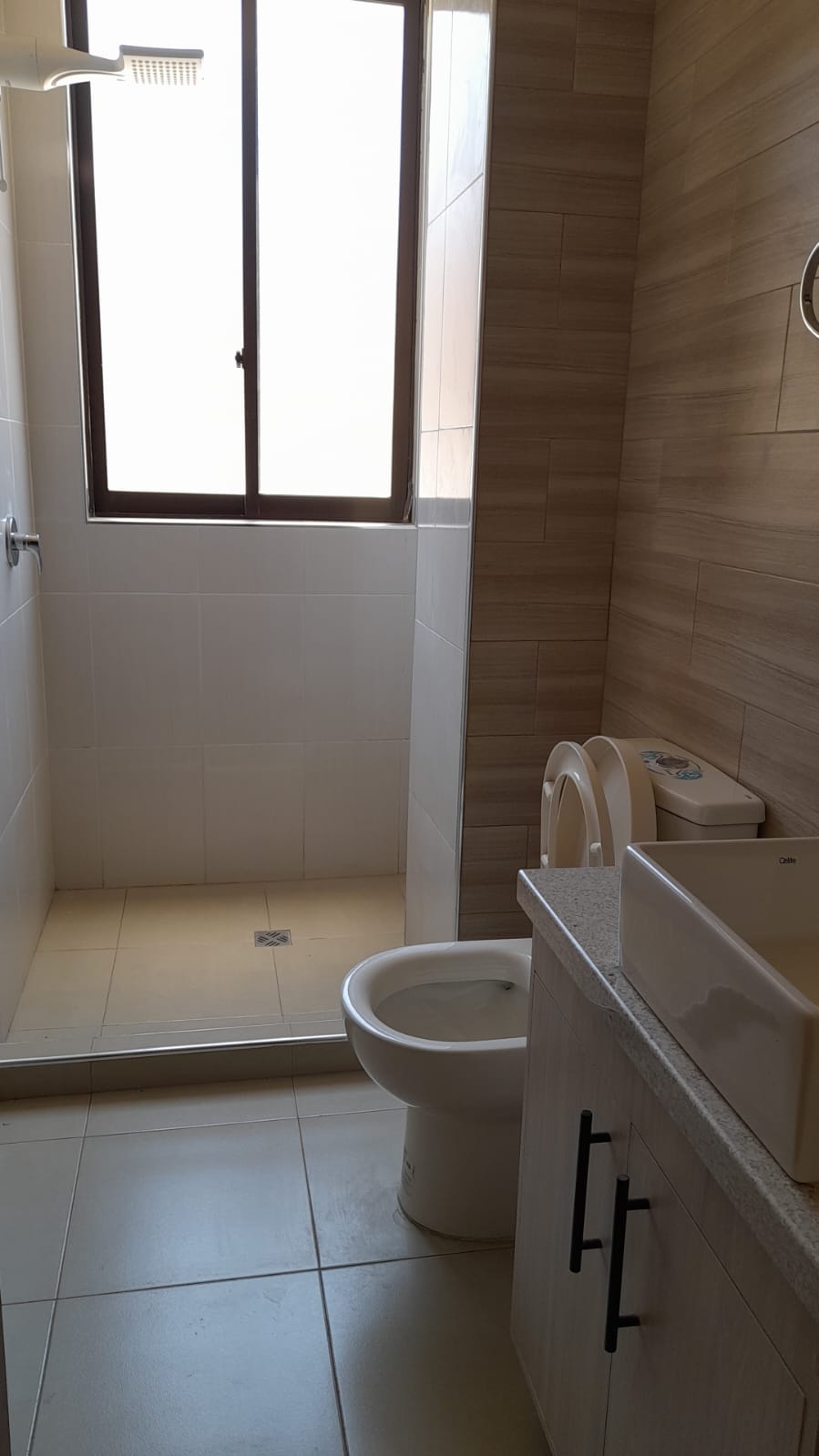Vendo casa con dos pisos y negocio activo de lavando autos