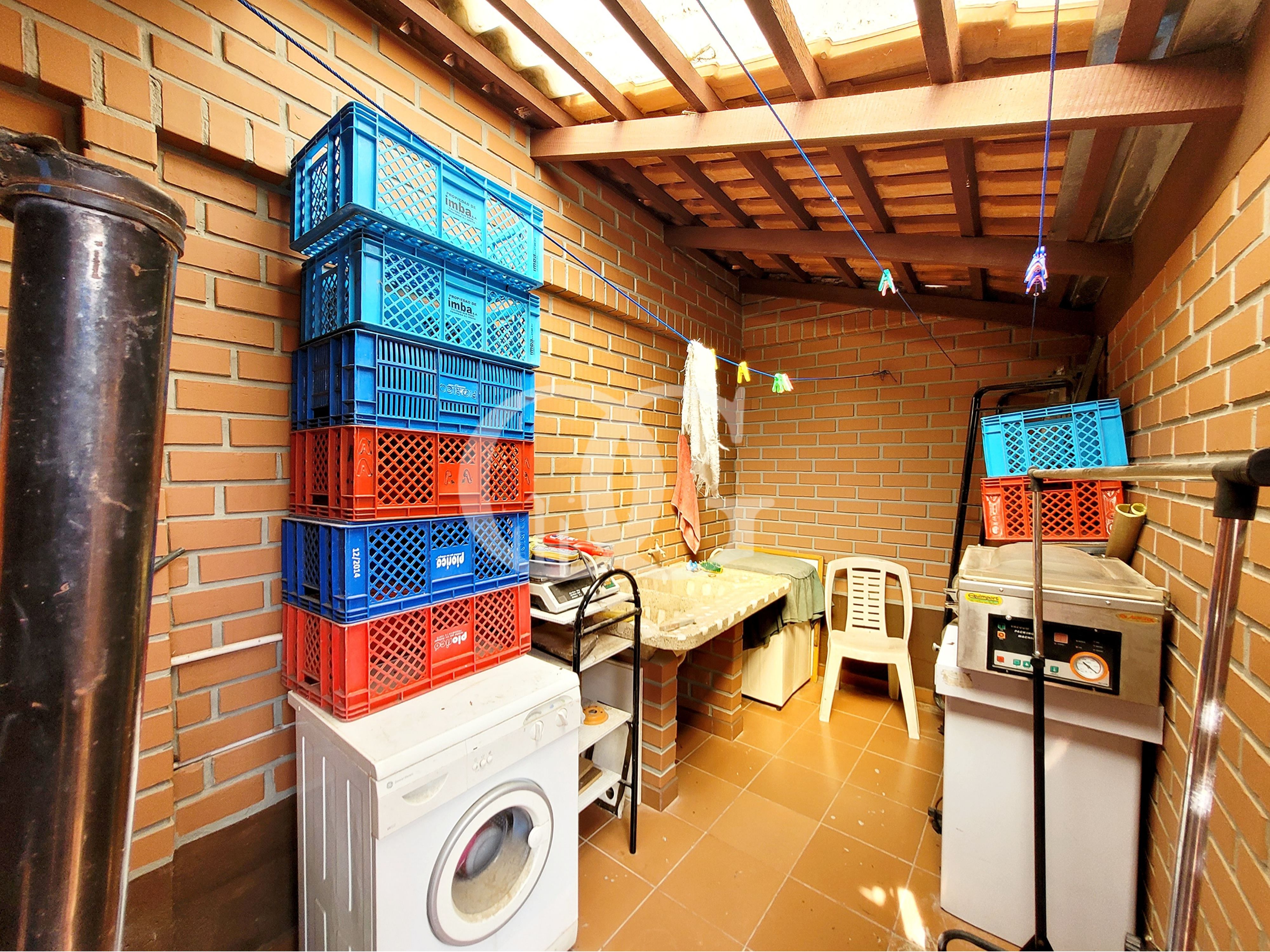 CASA EN VENTA EN URB. TUNARI