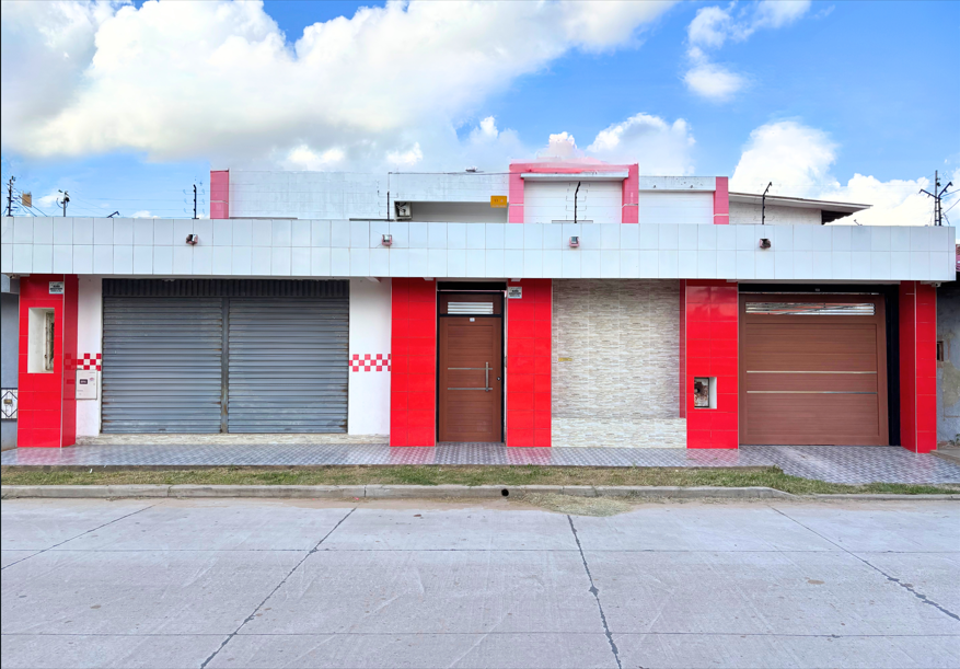 Casa amplia en Av. Cumavi, con local comercial