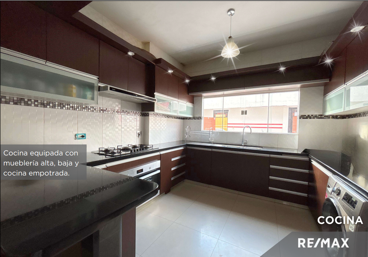 Casa amplia en Av. Cumavi, con local comercial