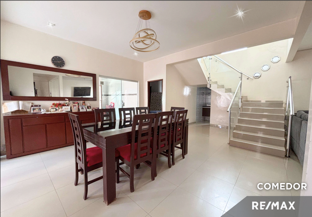 Casa amplia en Av. Cumavi, con local comercial