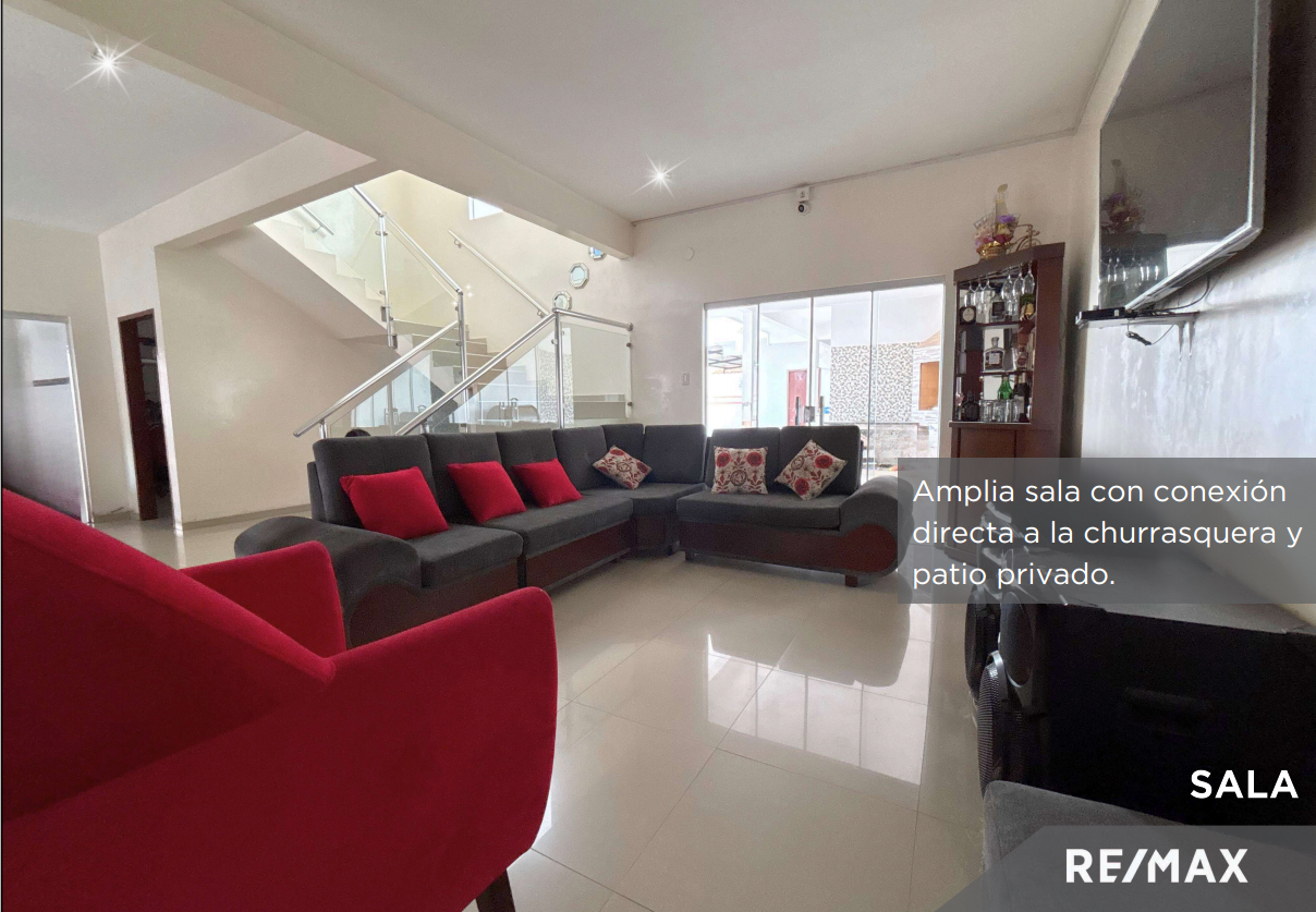 Casa amplia en Av. Cumavi, con local comercial