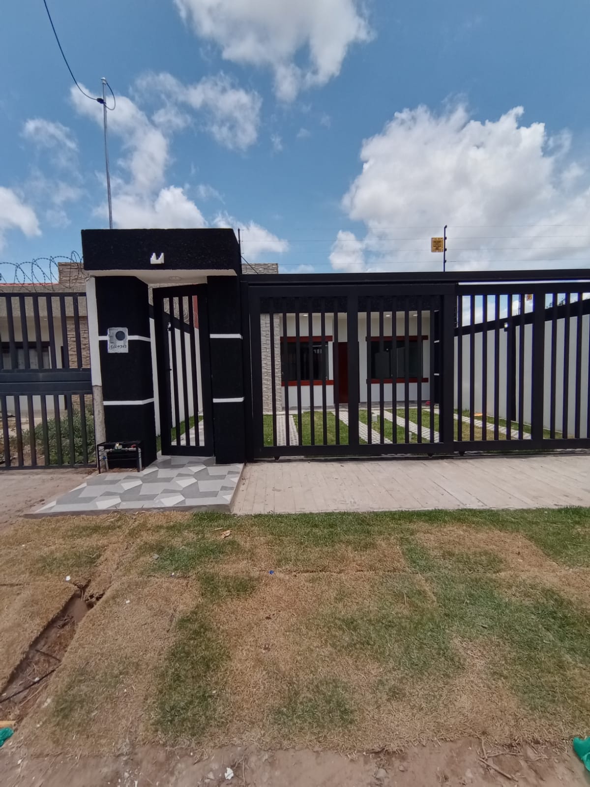 BONITA CASA EN VENTA ZONA ESTE DE SANTA CRUZ - BOLIVIA