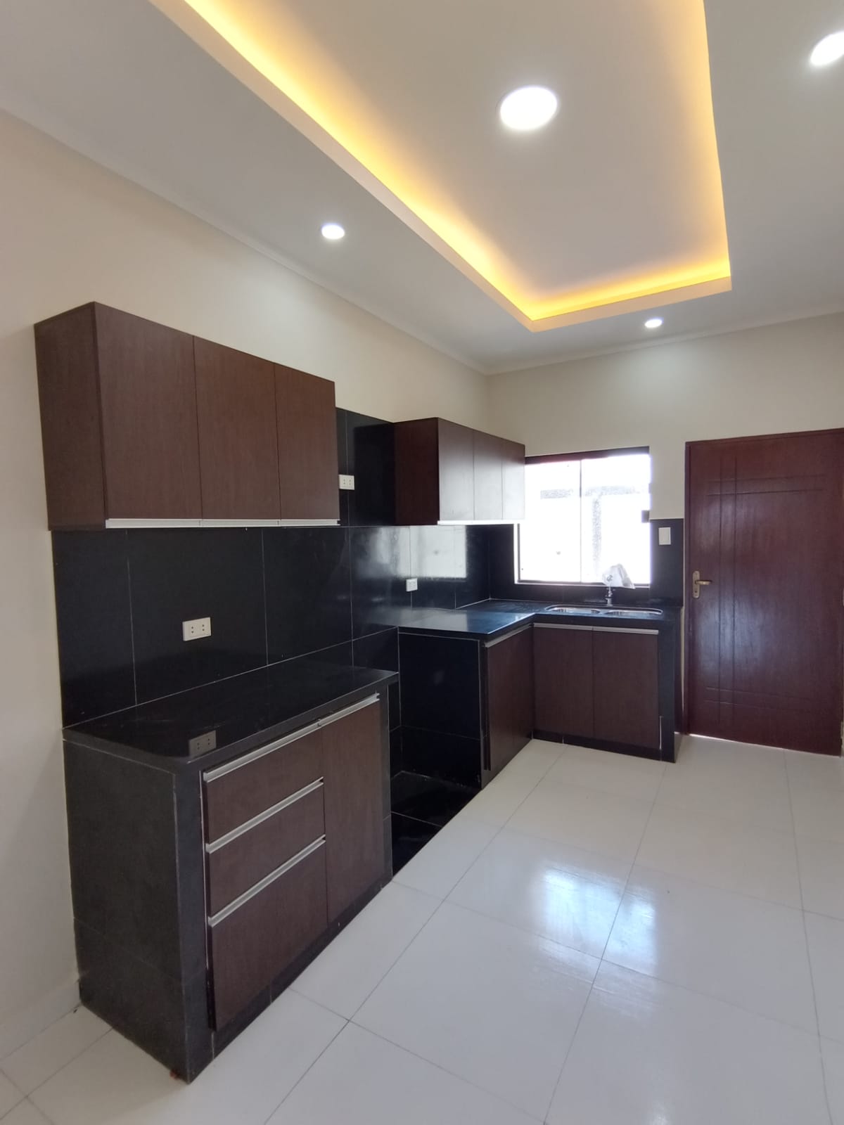 BONITA CASA EN VENTA ZONA ESTE DE SANTA CRUZ - BOLIVIA