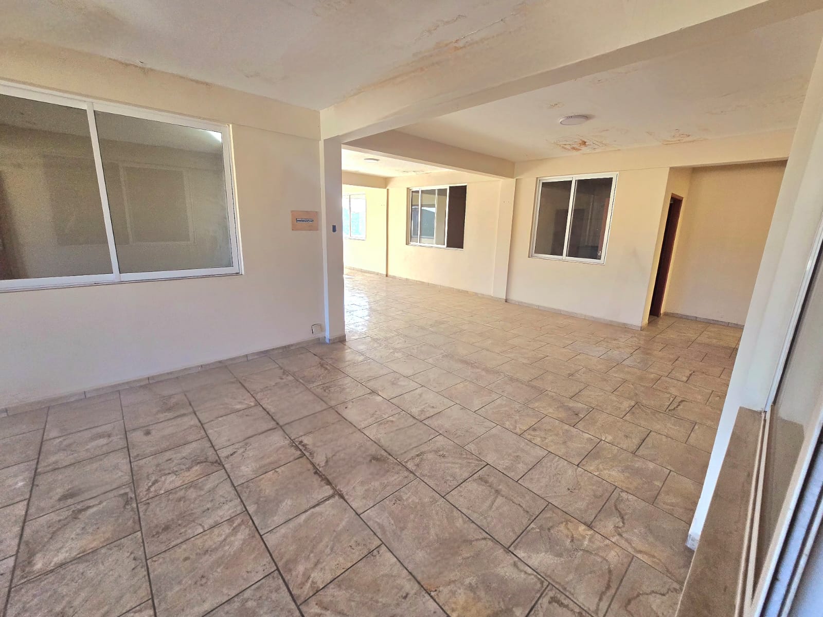 CASA COMERCIAL SOBRE AVENIDA Y CON TIENDAS COMERCIALES EN VE