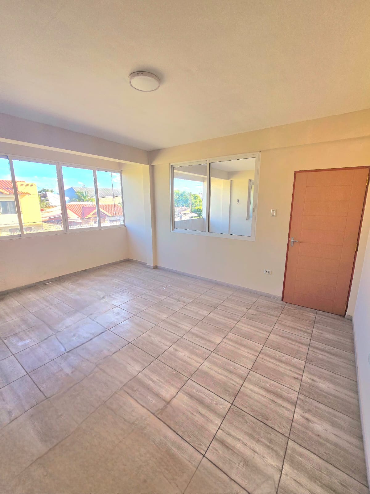 CASA COMERCIAL SOBRE AVENIDA Y CON TIENDAS COMERCIALES EN VE
