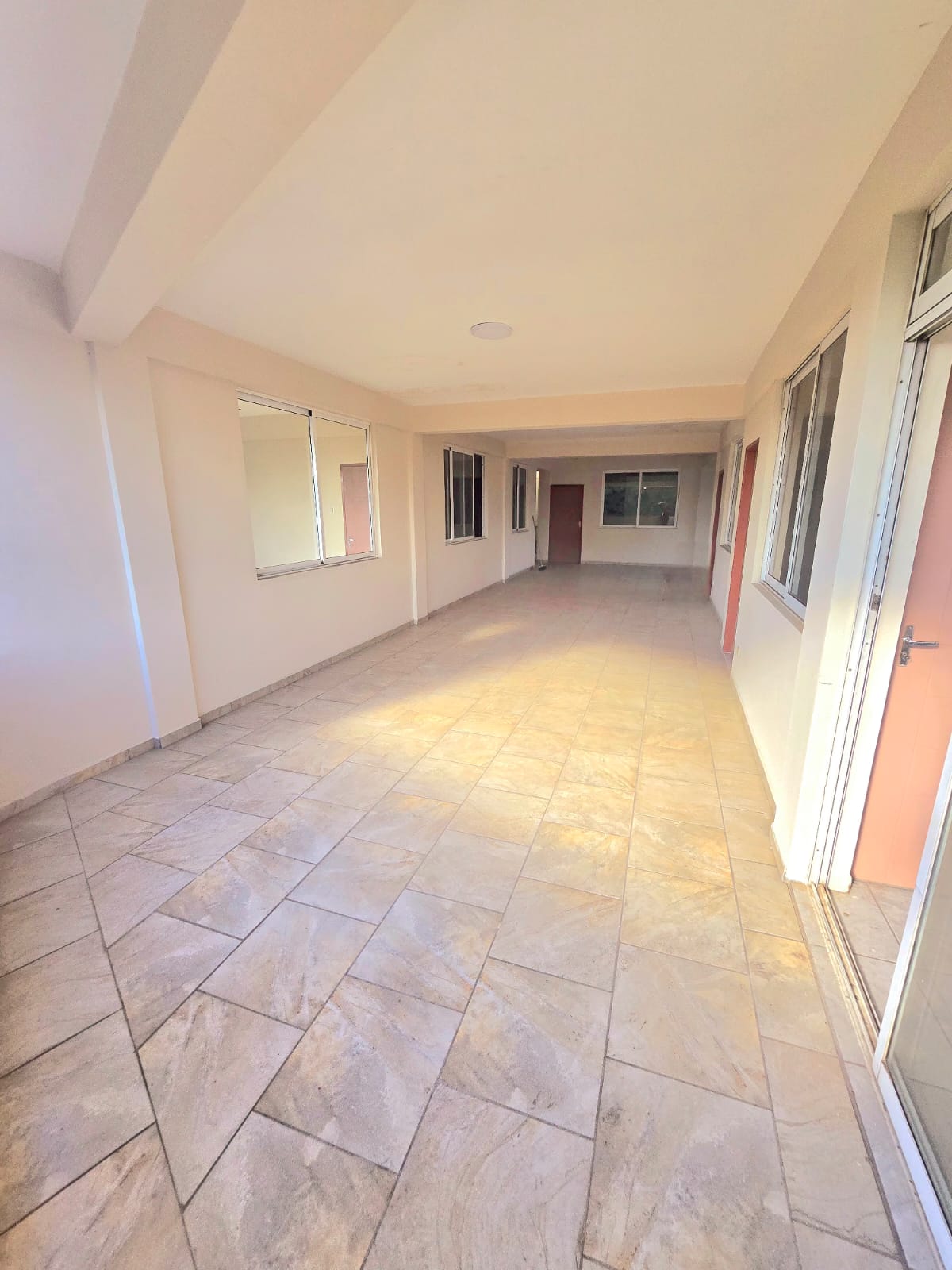 CASA COMERCIAL SOBRE AVENIDA Y CON TIENDAS COMERCIALES EN VE