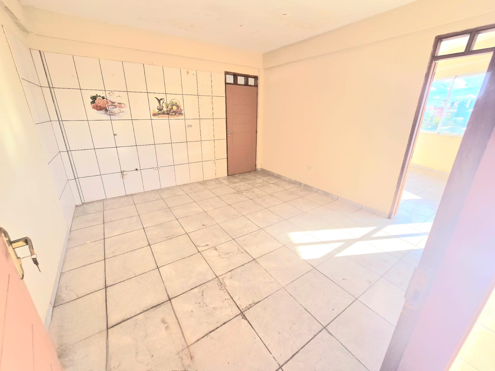 CASA COMERCIAL SOBRE AVENIDA Y CON TIENDAS COMERCIALES EN VE