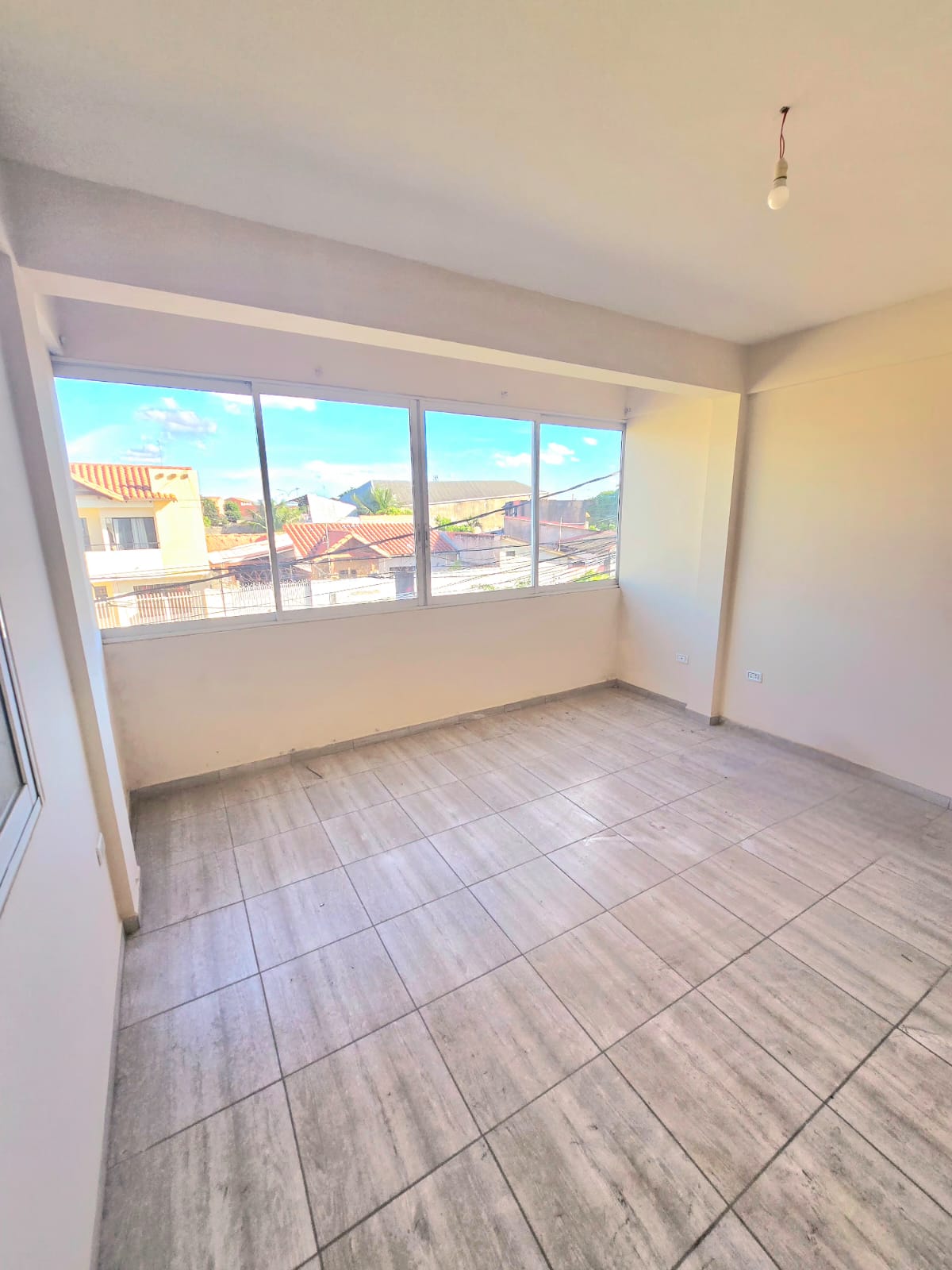 CASA COMERCIAL SOBRE AVENIDA Y CON TIENDAS COMERCIALES EN VE
