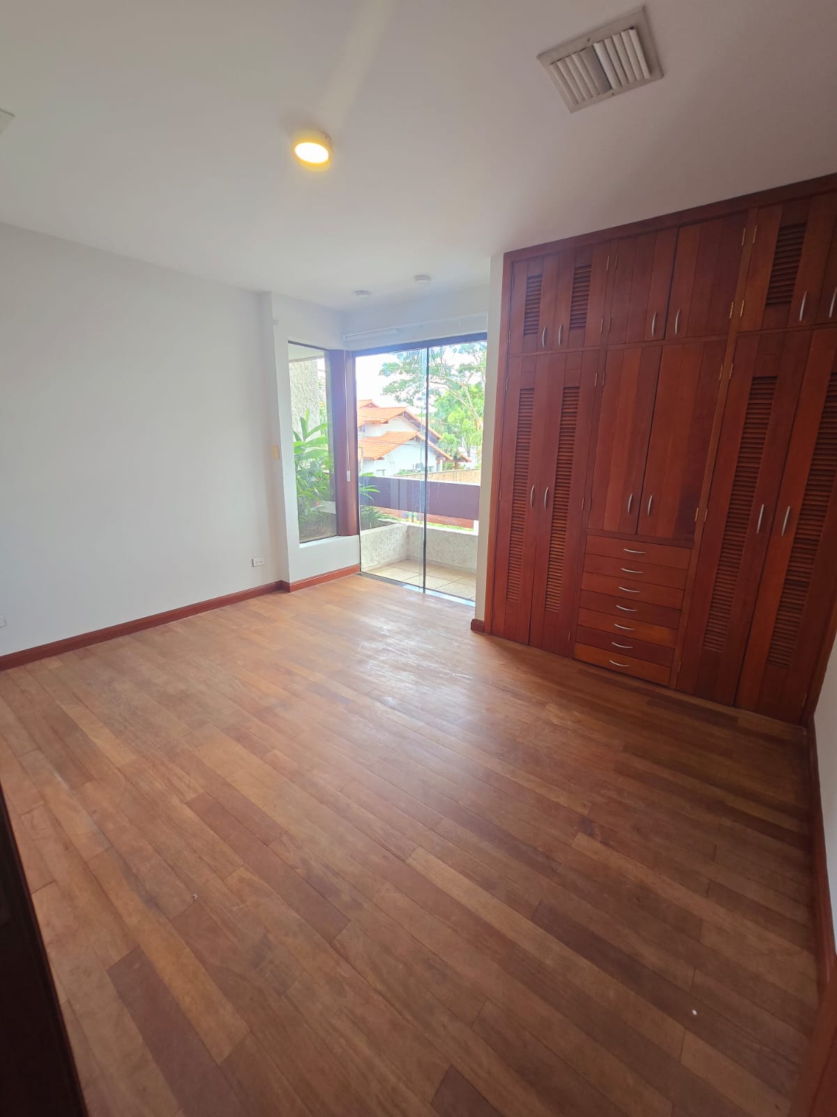CASA EN ALQUILER BARRIO LAS PALMAS DE 4 HABITACIONES