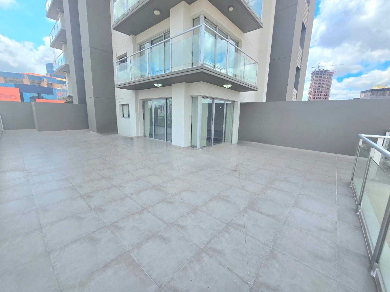 AMPLIO DEPARTAMENTO EN ALQUILER DE 3 DORMITORIOS EN SUITE CON AMPLIA TERRAZA PRIVADA DE 110 M2 - INMUEBLE NUMERO 563