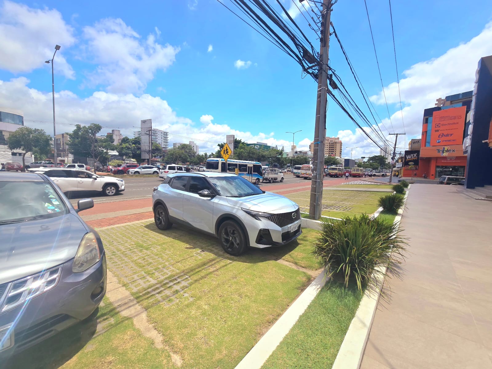 LOCAL COMERCIAL EN ALQUILER SOBRE AVENIDA ZONA NORTE - INMUEBLE NUMERO 567