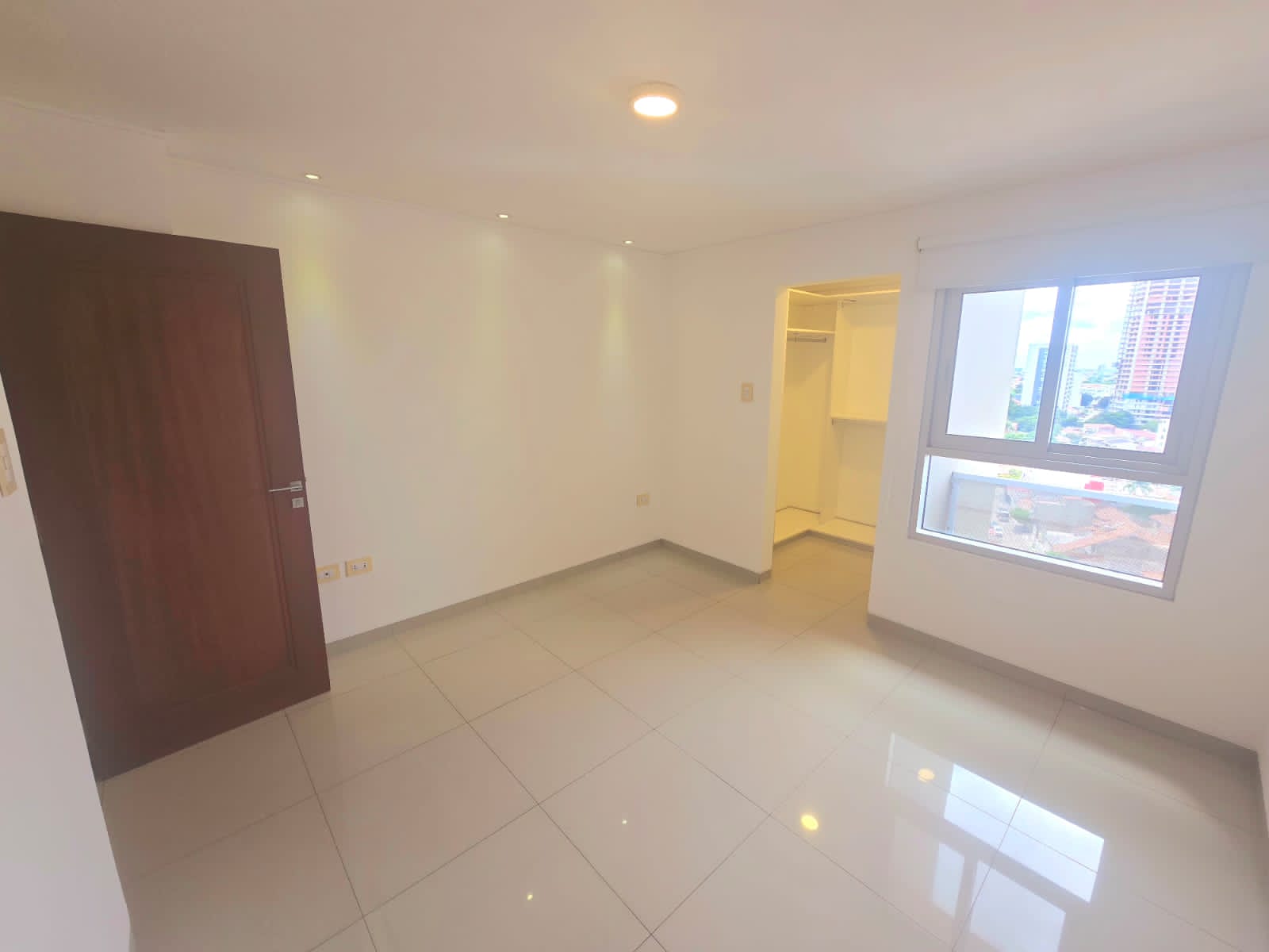 AMPLIO DEPARTAMENTO EN ALQUILER DE 3 DORMITORIOS EN SUITE - INMUEBLE NUMERO 566