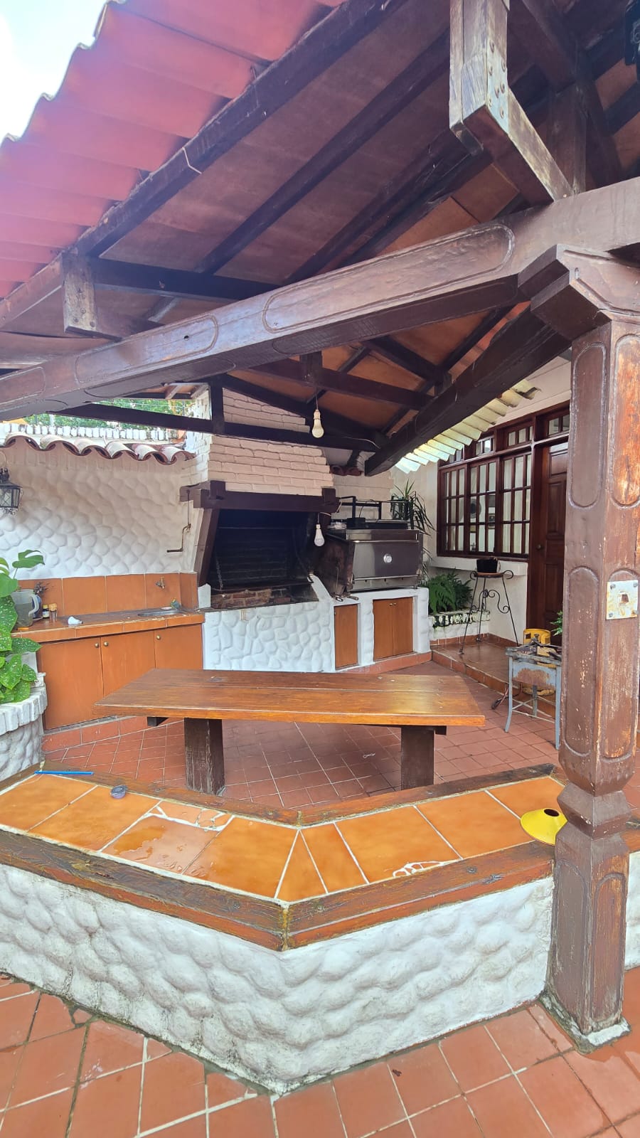 CASA ESTILO COLONIAL EN VENTA DE 4 DORMITORIOS EN ZONA OESTE A METROS DE LA AVENIDA CANAL ISUTO - INMUEBLE NUMERO 631