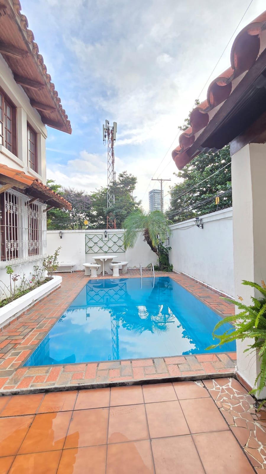 CASA ESTILO COLONIAL EN VENTA DE 4 DORMITORIOS EN ZONA OESTE A METROS DE LA AVENIDA CANAL ISUTO - INMUEBLE NUMERO 631