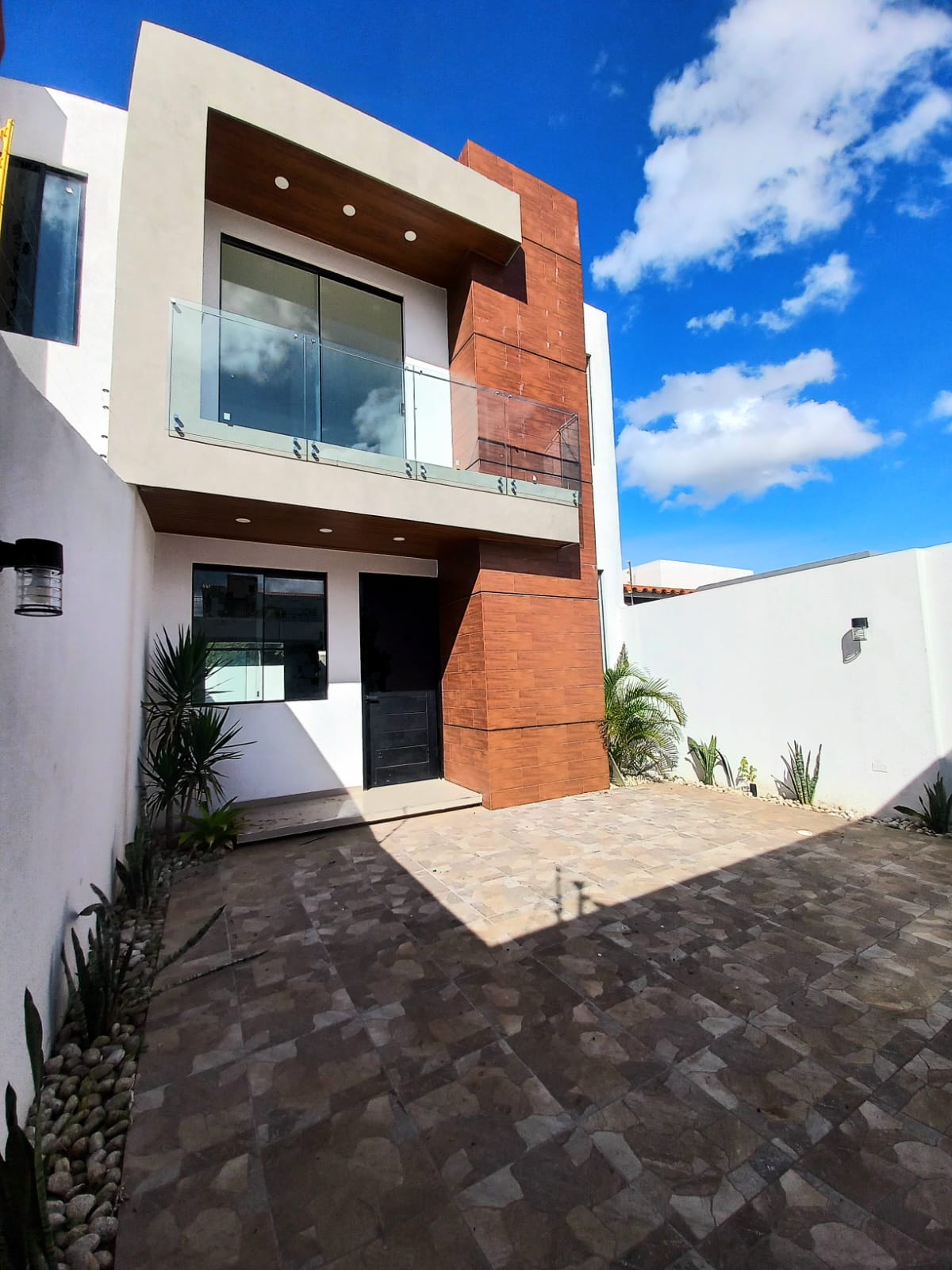 CASA EN ALQUILER DE 4 DORMITORIOS ZONA NORTE FUERA DE CONDOMINIO SIN MUEBLES - INMUEBLE NUMERO 637