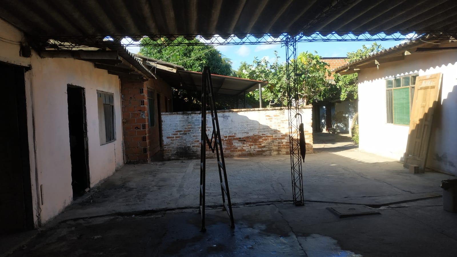 CASA EN VENTA COMO TERRENO ZONA ESTE, EN AV. VIRGEN DE LUJAN - INMUEBLE NUMERO 79