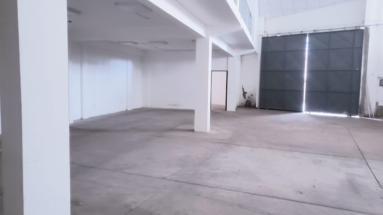 GALPON CON OFICINAS EN ALQUILER SOBRE 4TO ANILLO ZONA NORTE - INMUEBLE NUMERO 194