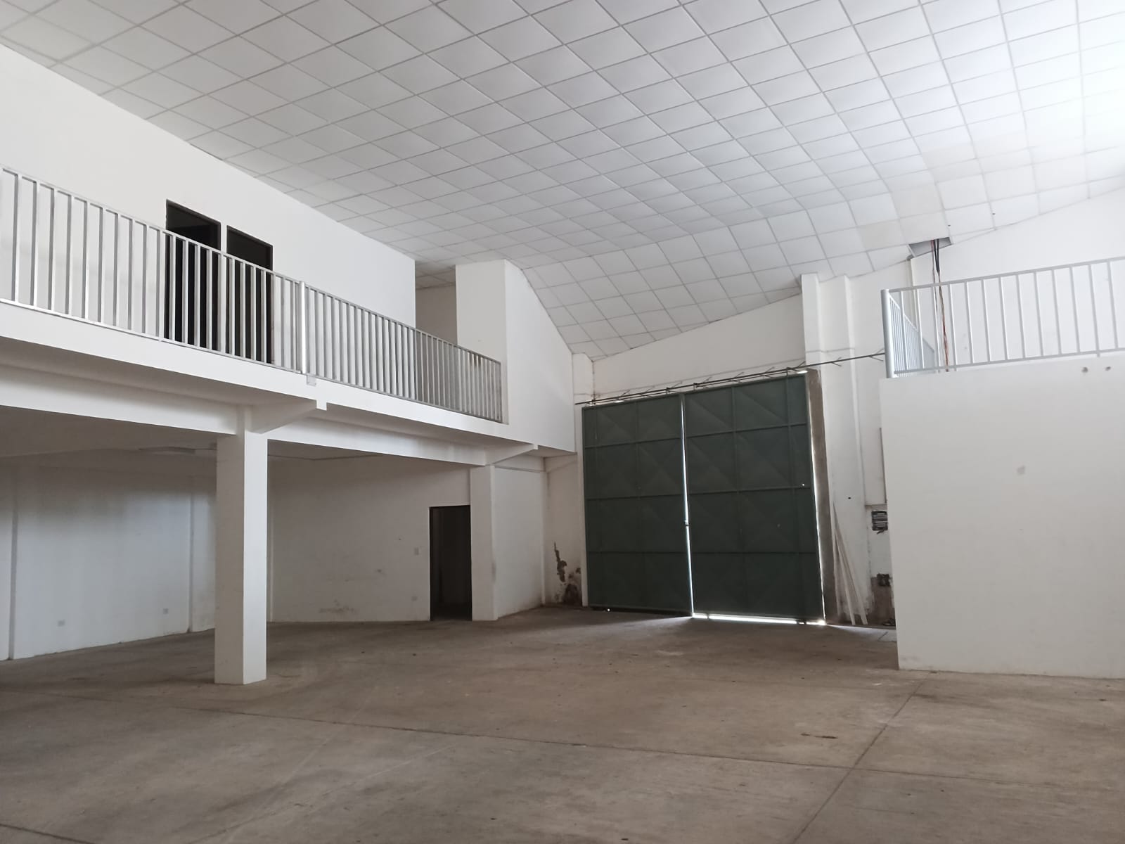 GALPON CON OFICINAS EN ALQUILER SOBRE 4TO ANILLO ZONA NORTE - INMUEBLE NUMERO 194