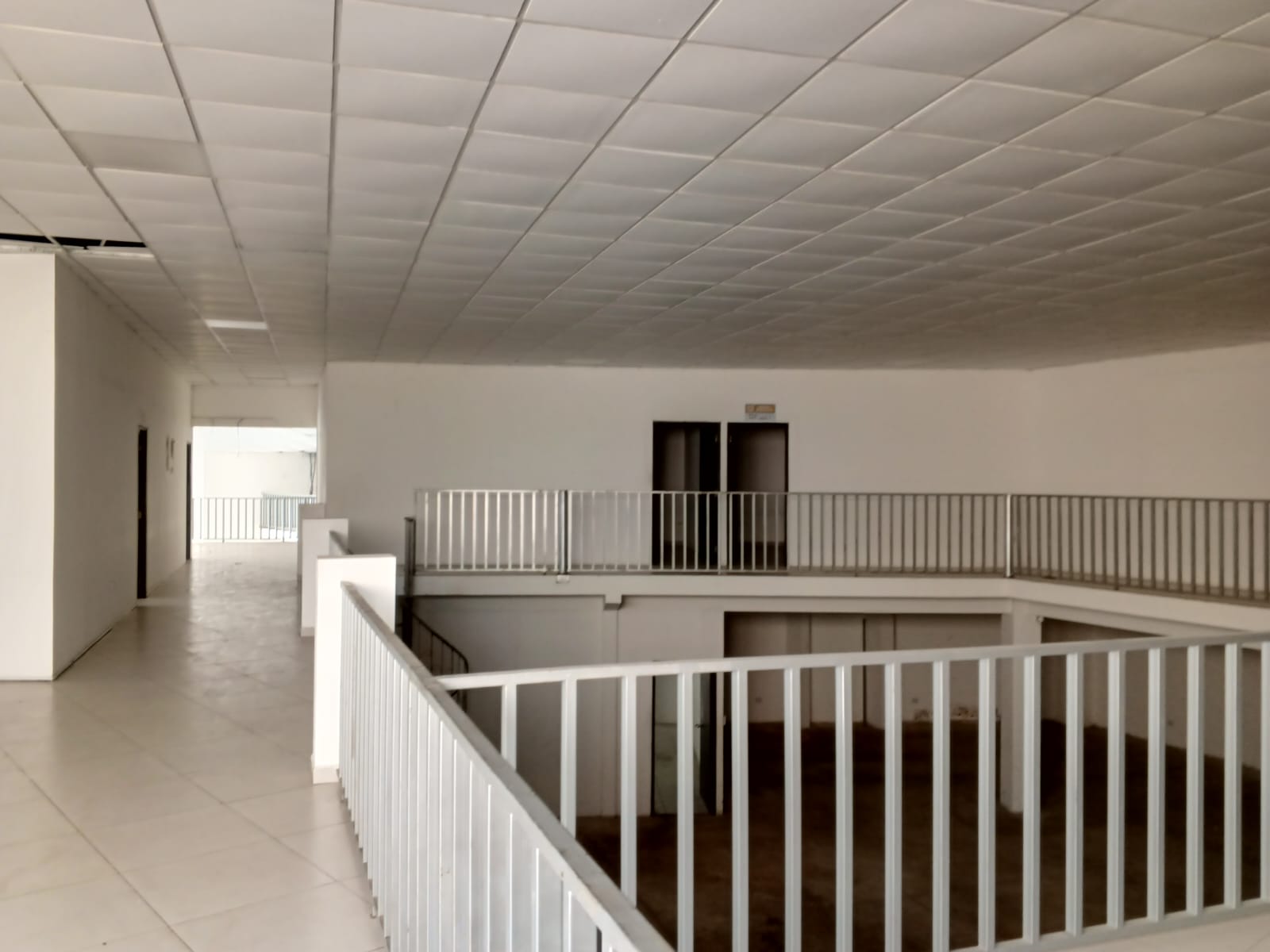 GALPON CON OFICINAS EN ALQUILER SOBRE 4TO ANILLO ZONA NORTE - INMUEBLE NUMERO 194