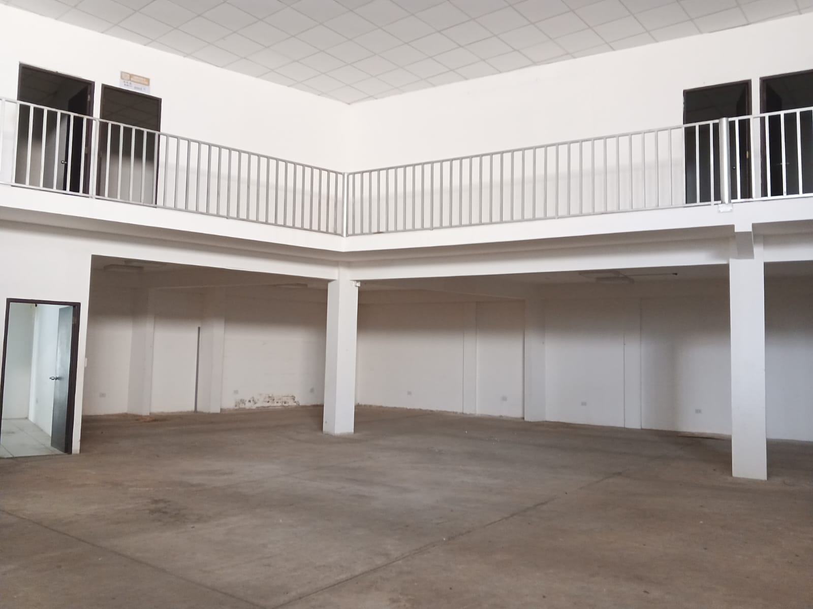 GALPON CON OFICINAS EN ALQUILER SOBRE 4TO ANILLO ZONA NORTE - INMUEBLE NUMERO 194
