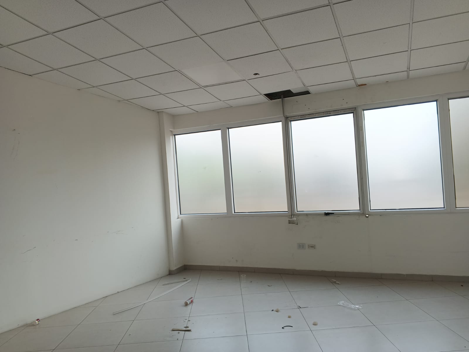 GALPON CON OFICINAS EN ALQUILER SOBRE 4TO ANILLO ZONA NORTE - INMUEBLE NUMERO 194