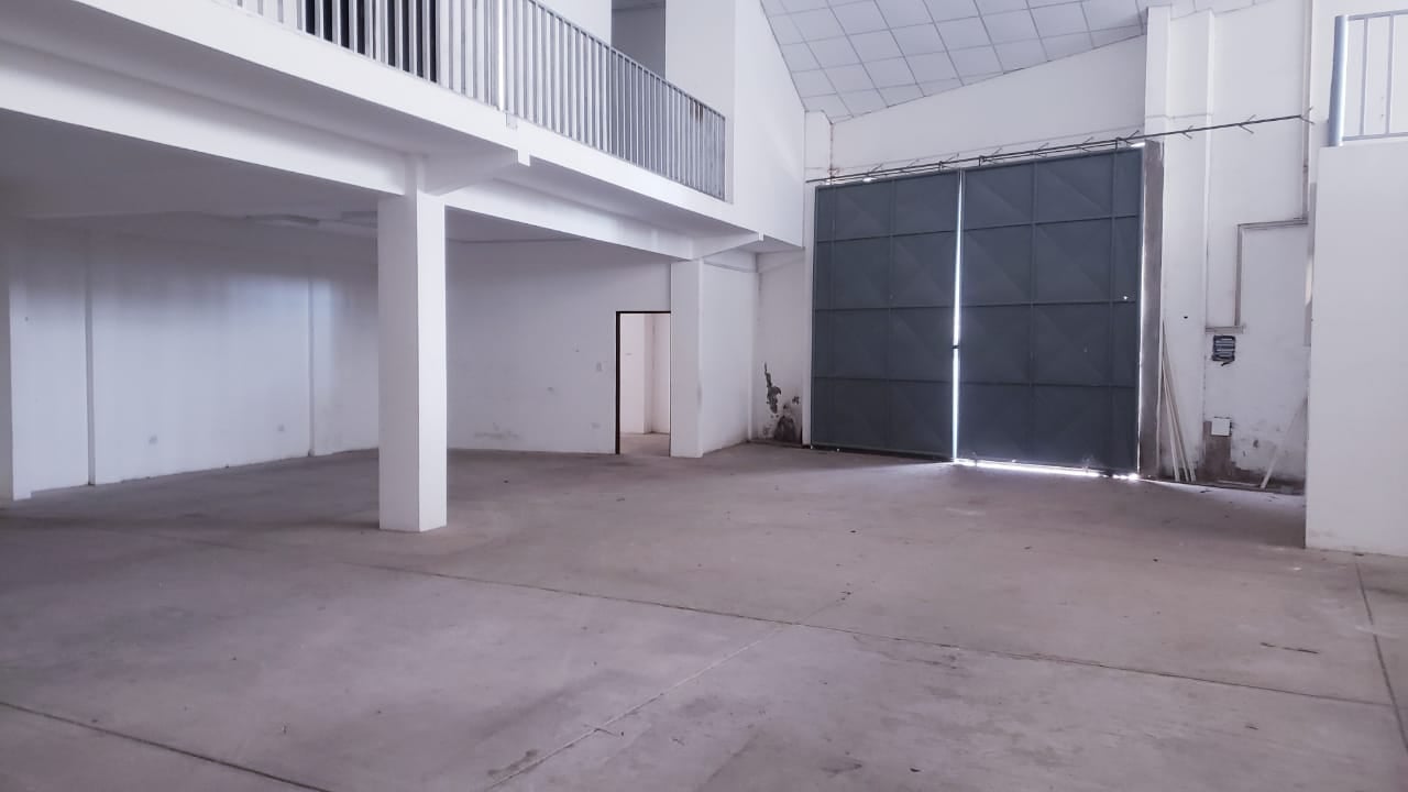 GALPON CON OFICINAS EN ALQUILER SOBRE 4TO ANILLO ZONA NORTE - INMUEBLE NUMERO 194