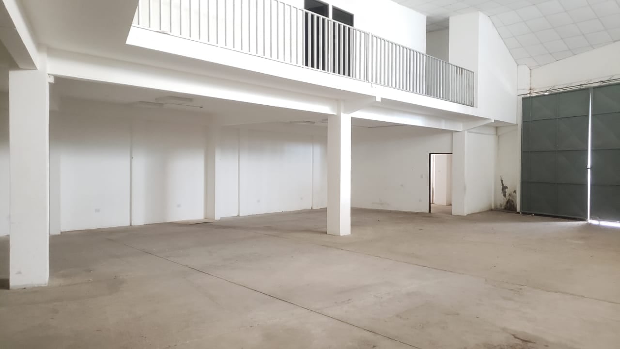 GALPON CON OFICINAS EN ALQUILER SOBRE 4TO ANILLO ZONA NORTE - INMUEBLE NUMERO 194