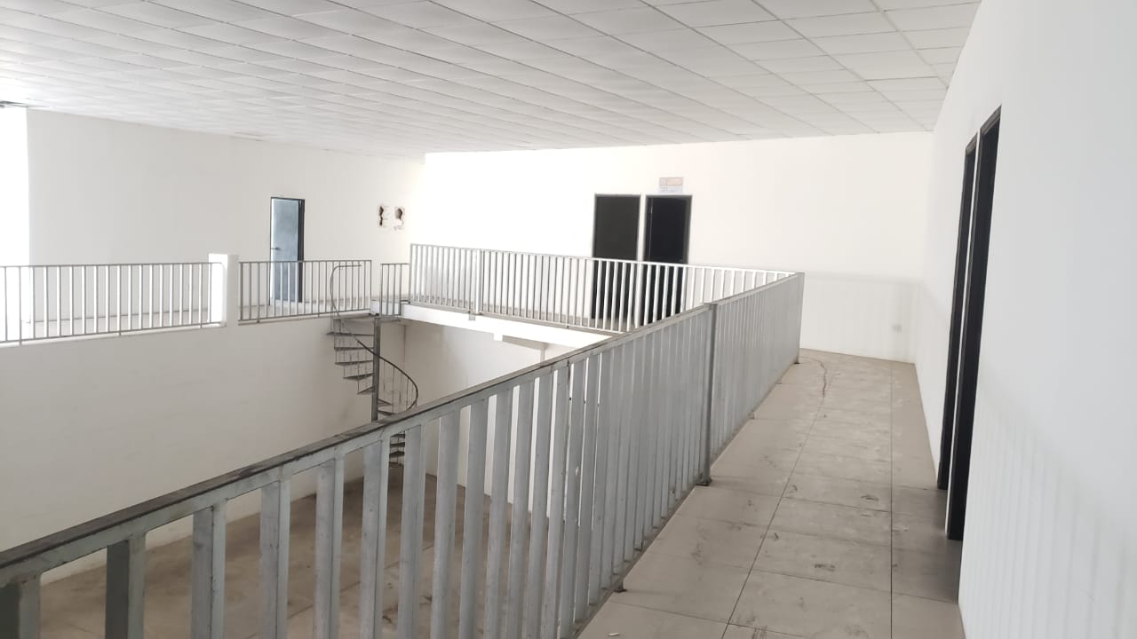 GALPON CON OFICINAS EN ALQUILER SOBRE 4TO ANILLO ZONA NORTE - INMUEBLE NUMERO 194
