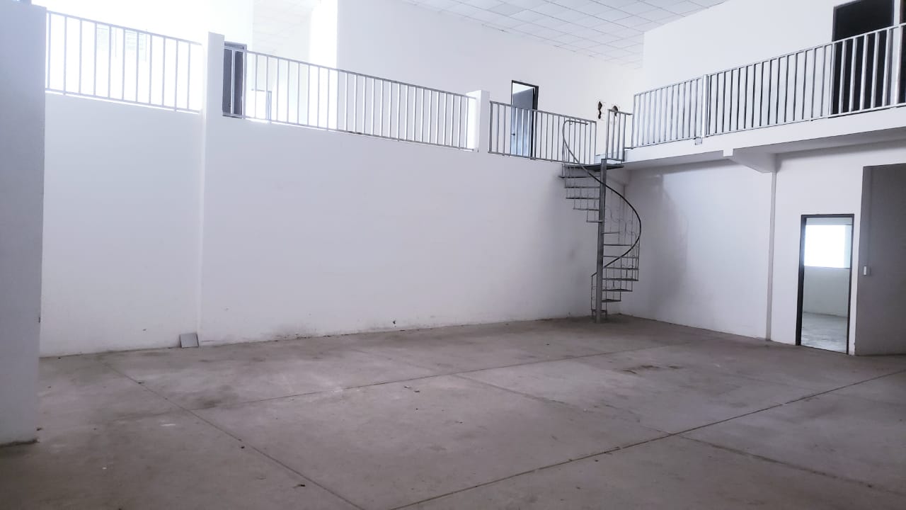 GALPON CON OFICINAS EN ALQUILER SOBRE 4TO ANILLO ZONA NORTE - INMUEBLE NUMERO 194