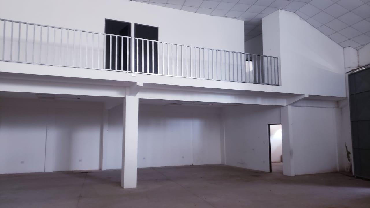 GALPON CON OFICINAS EN ALQUILER SOBRE 4TO ANILLO ZONA NORTE - INMUEBLE NUMERO 194