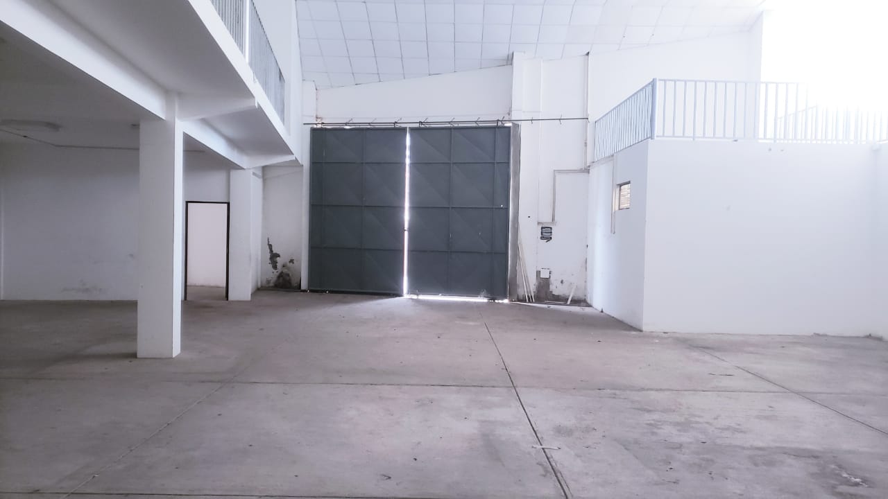 GALPON CON OFICINAS EN ALQUILER SOBRE 4TO ANILLO ZONA NORTE - INMUEBLE NUMERO 194