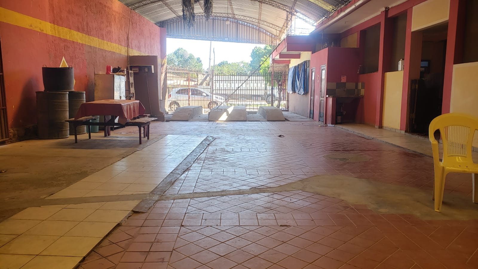 CASA SOBRE AVENIDA RADIAL 16 ½ CON TIENDAS Y CUARTOS PARA ALQUILER EN VENTA - INMUEBLE NUMERO 215