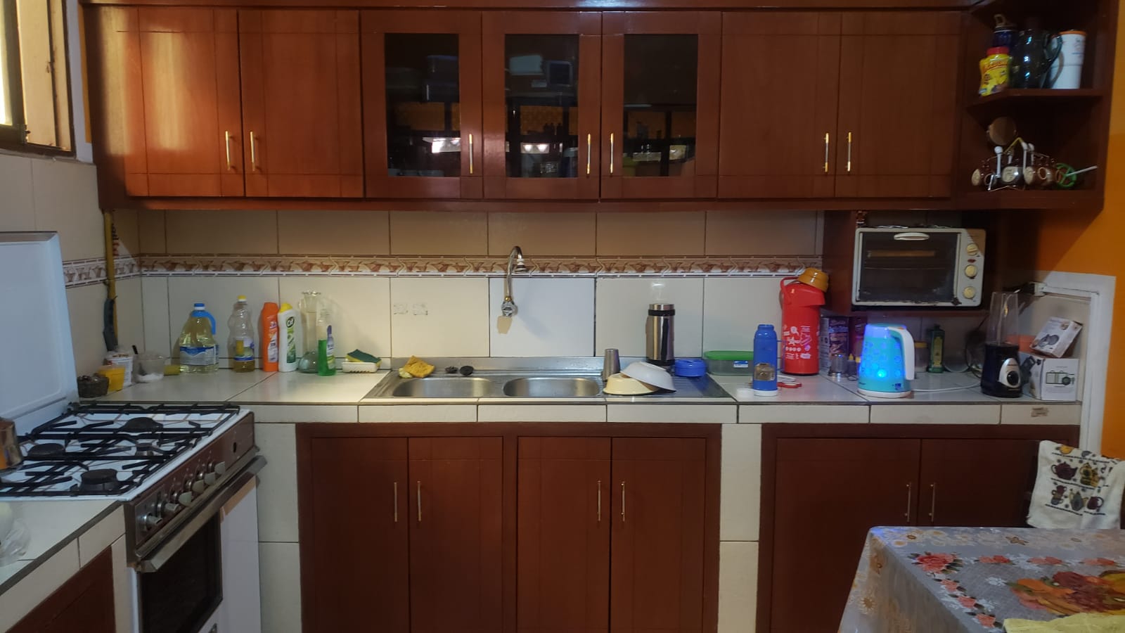 CASA SOBRE AVENIDA RADIAL 16 ½ CON TIENDAS Y CUARTOS PARA ALQUILER EN VENTA - INMUEBLE NUMERO 215