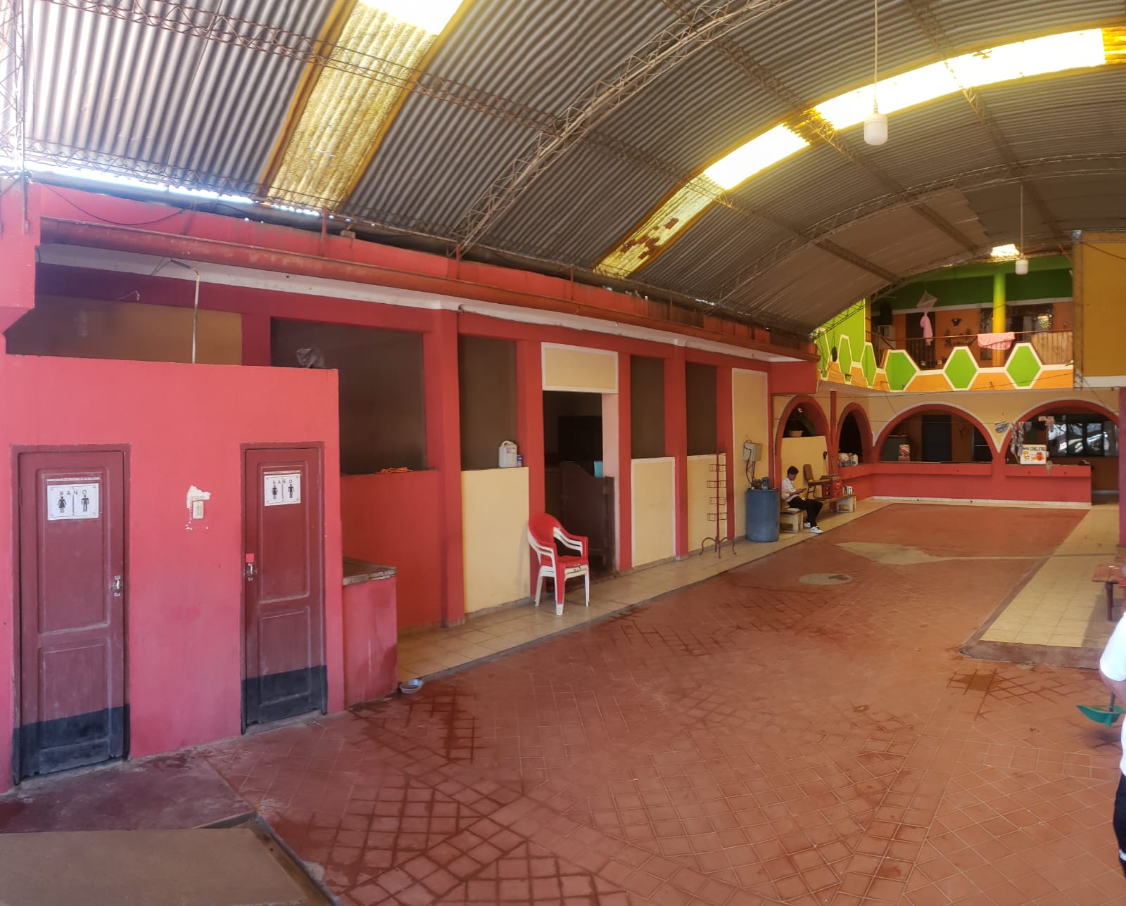 CASA SOBRE AVENIDA RADIAL 16 ½ CON TIENDAS Y CUARTOS PARA ALQUILER EN VENTA - INMUEBLE NUMERO 215