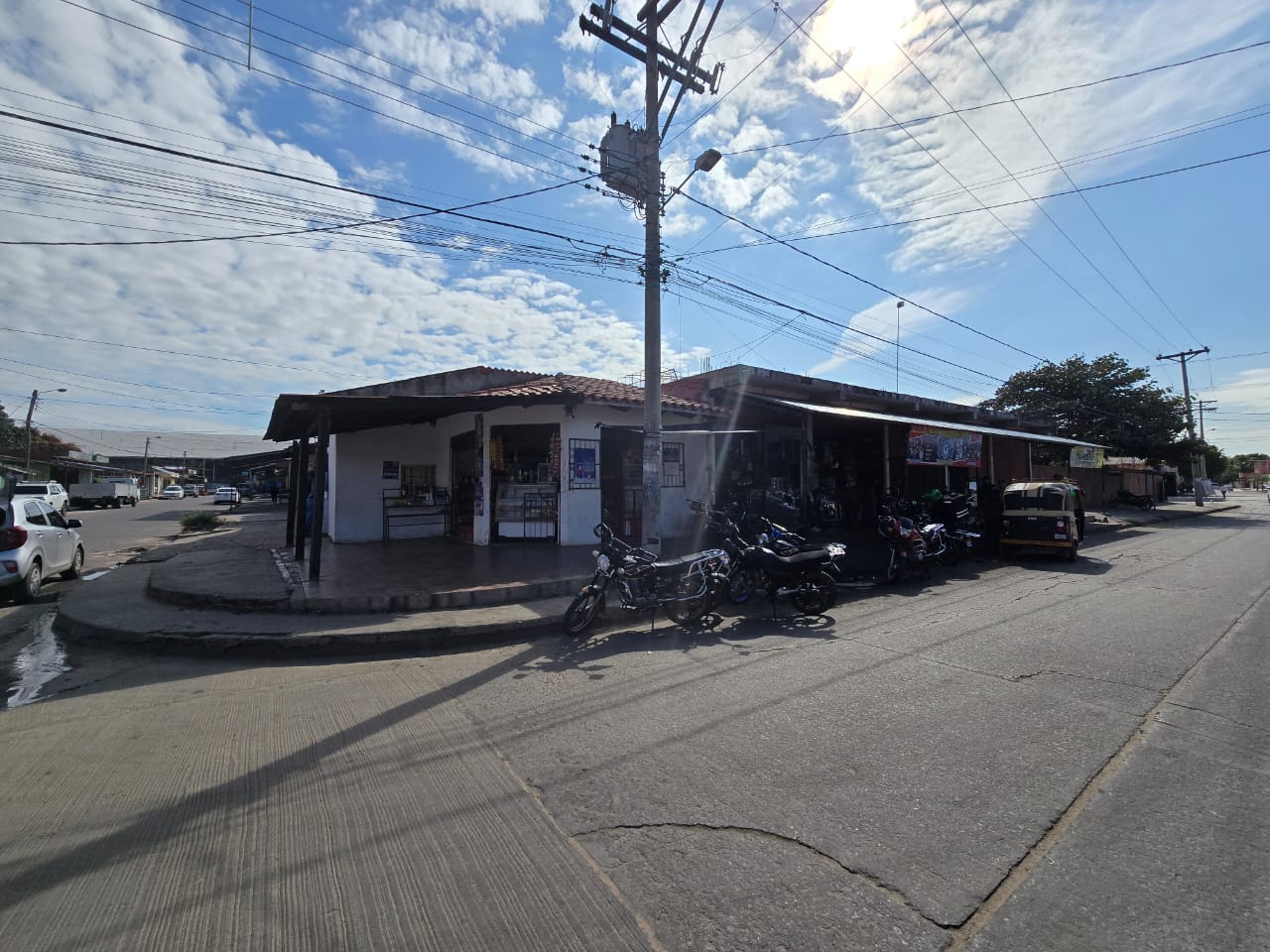 CASA COMERCIAL EN SATELITE NORTE EN VENTA CERCA AL MERCADO - INMUEBLE NUMERO 289