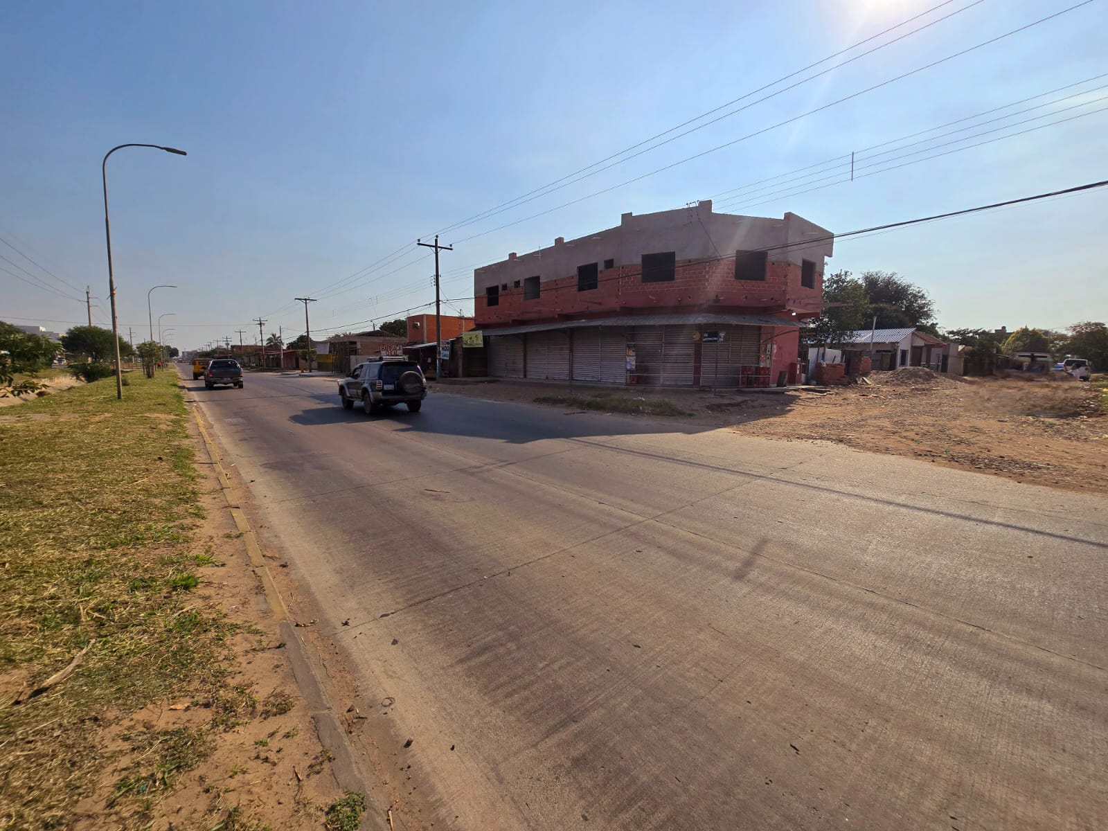 CASA COMERCIAL EN VENTA SOBRE 9NO ANILLO ZONA ESTE USO MIXTO - INMUEBLE NUMERO 301