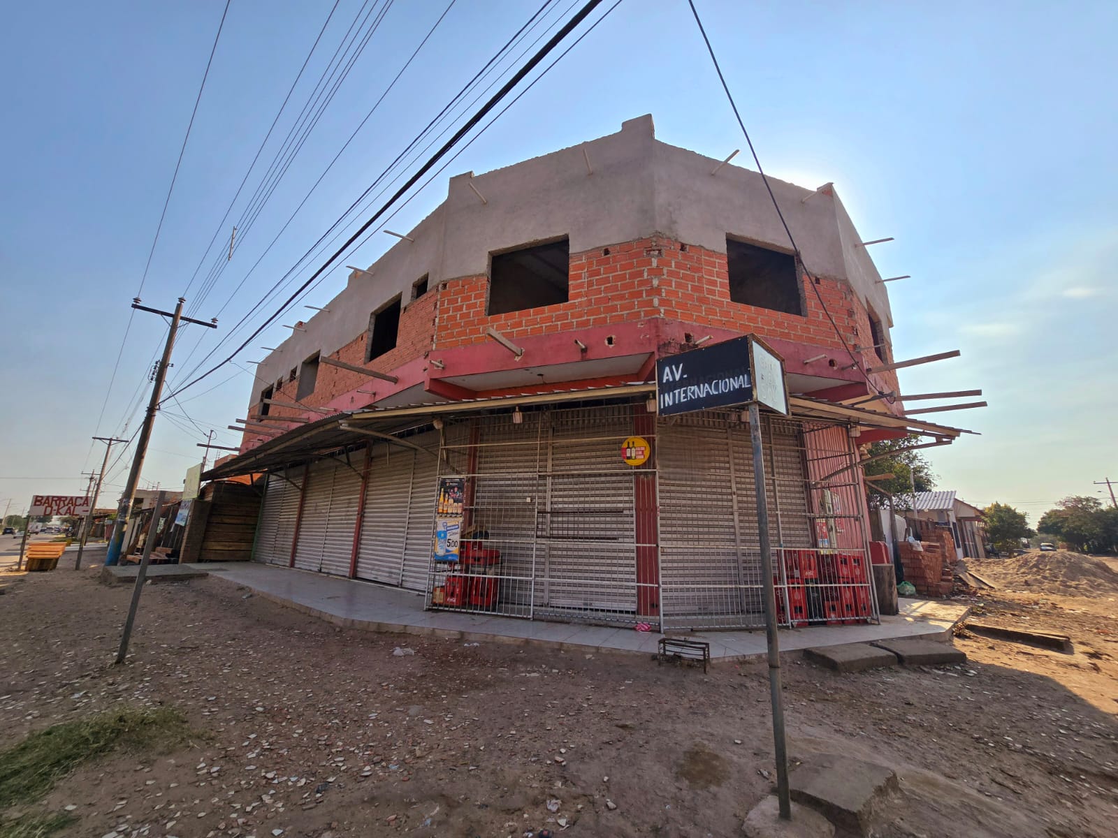 CASA COMERCIAL EN VENTA SOBRE 9NO ANILLO ZONA ESTE USO MIXTO - INMUEBLE NUMERO 301