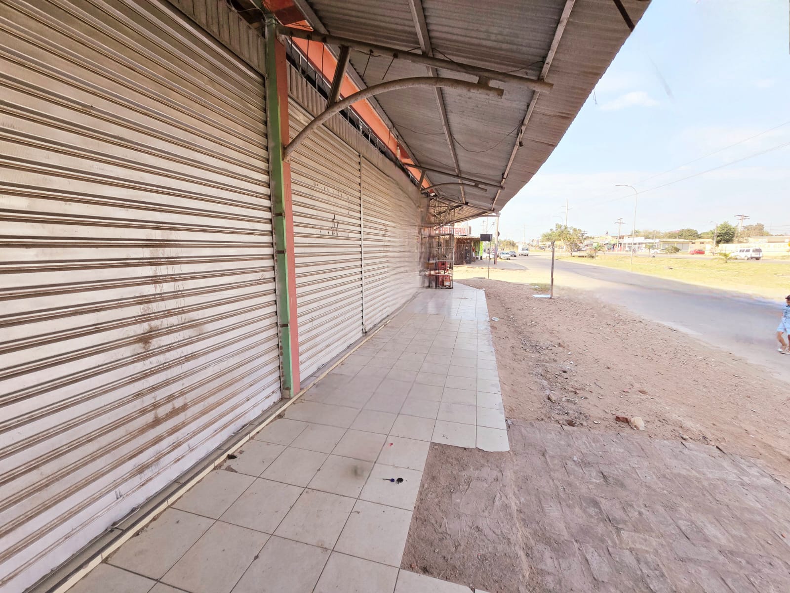 CASA COMERCIAL EN VENTA SOBRE 9NO ANILLO ZONA ESTE USO MIXTO - INMUEBLE NUMERO 301