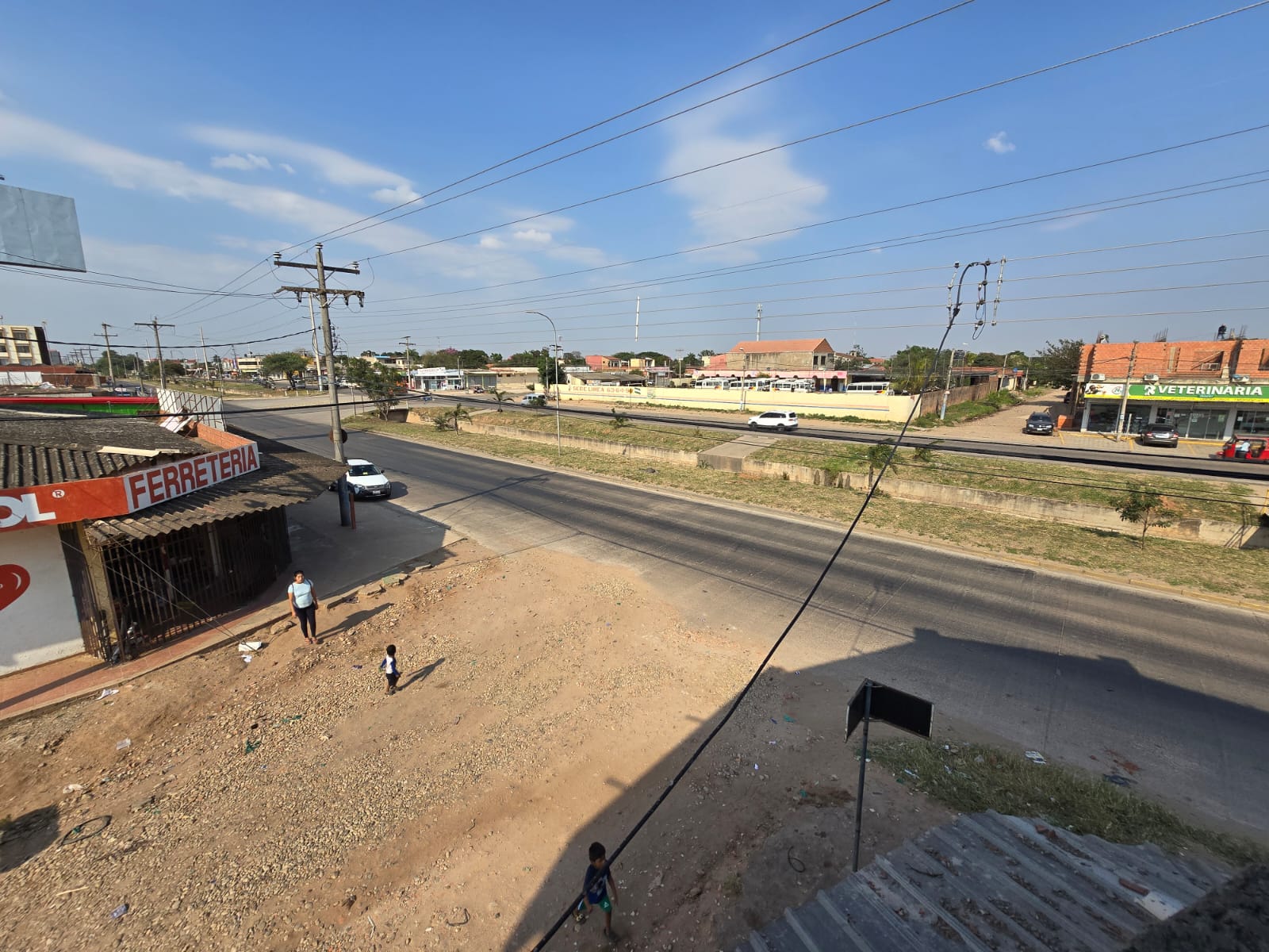 CASA COMERCIAL EN VENTA SOBRE 9NO ANILLO ZONA ESTE USO MIXTO - INMUEBLE NUMERO 301