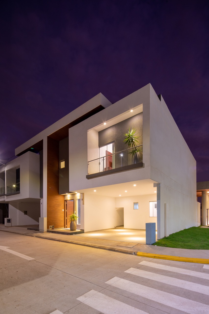 CASA DE LUJO DE 4 DORMITORIOS EN VENTA ZONA NORTE DENTRO DE CONDOMINIO - INMUEBLE NUMERO 317