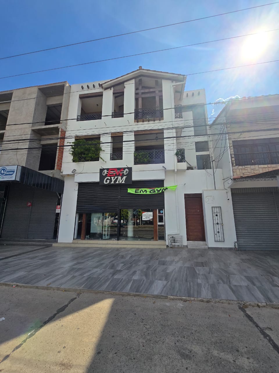 CASA COMERCIAL CON TIENDA EN VENTA SOBRE AVENIDA - INMUEBLE NUMERO 497