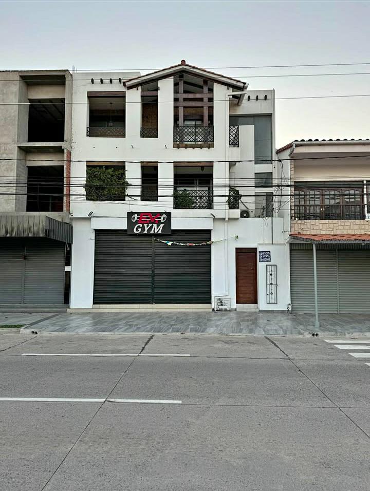 CASA COMERCIAL CON TIENDA EN VENTA SOBRE AVENIDA - INMUEBLE NUMERO 497