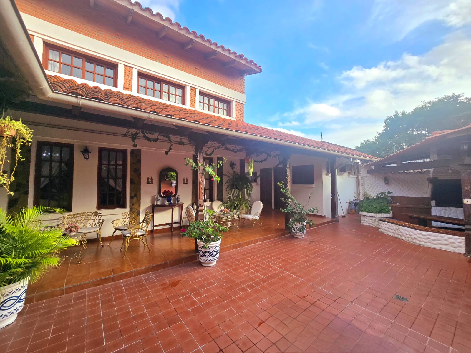 CASA ESTILO COLONIAL EN VENTA DE 4 DORMITORIOS EN ZONA OESTE A METROS DE LA AVENIDA CANAL ISUTO - INMUEBLE NUMERO 631