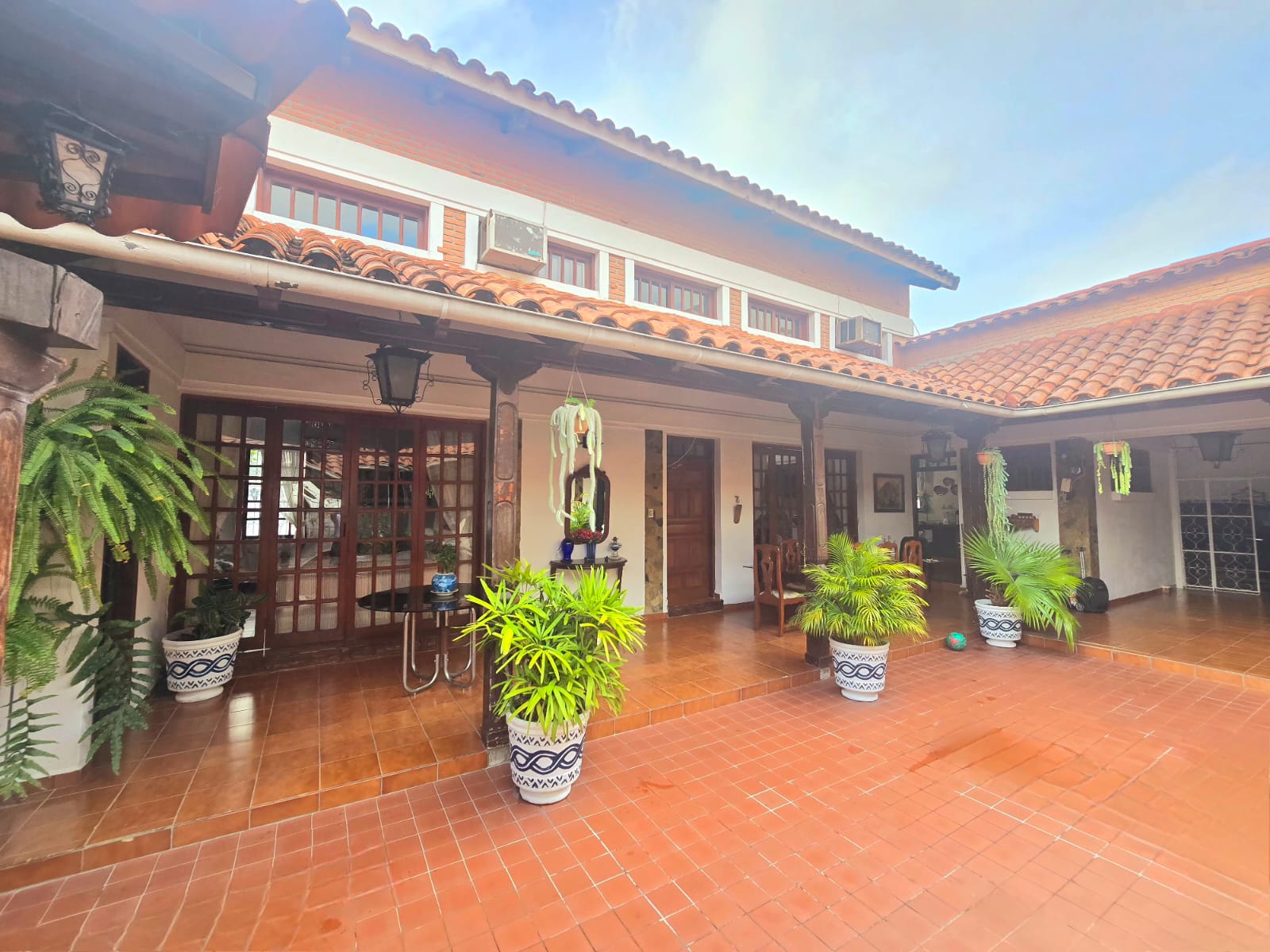 CASA ESTILO COLONIAL EN VENTA DE 4 DORMITORIOS EN ZONA OESTE A METROS DE LA AVENIDA CANAL ISUTO - INMUEBLE NUMERO 631